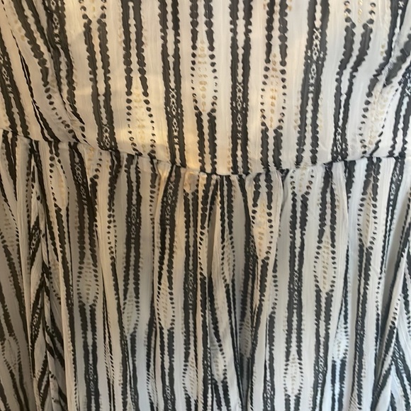 Torrid white dress with black and gold - Picture 2 of 7